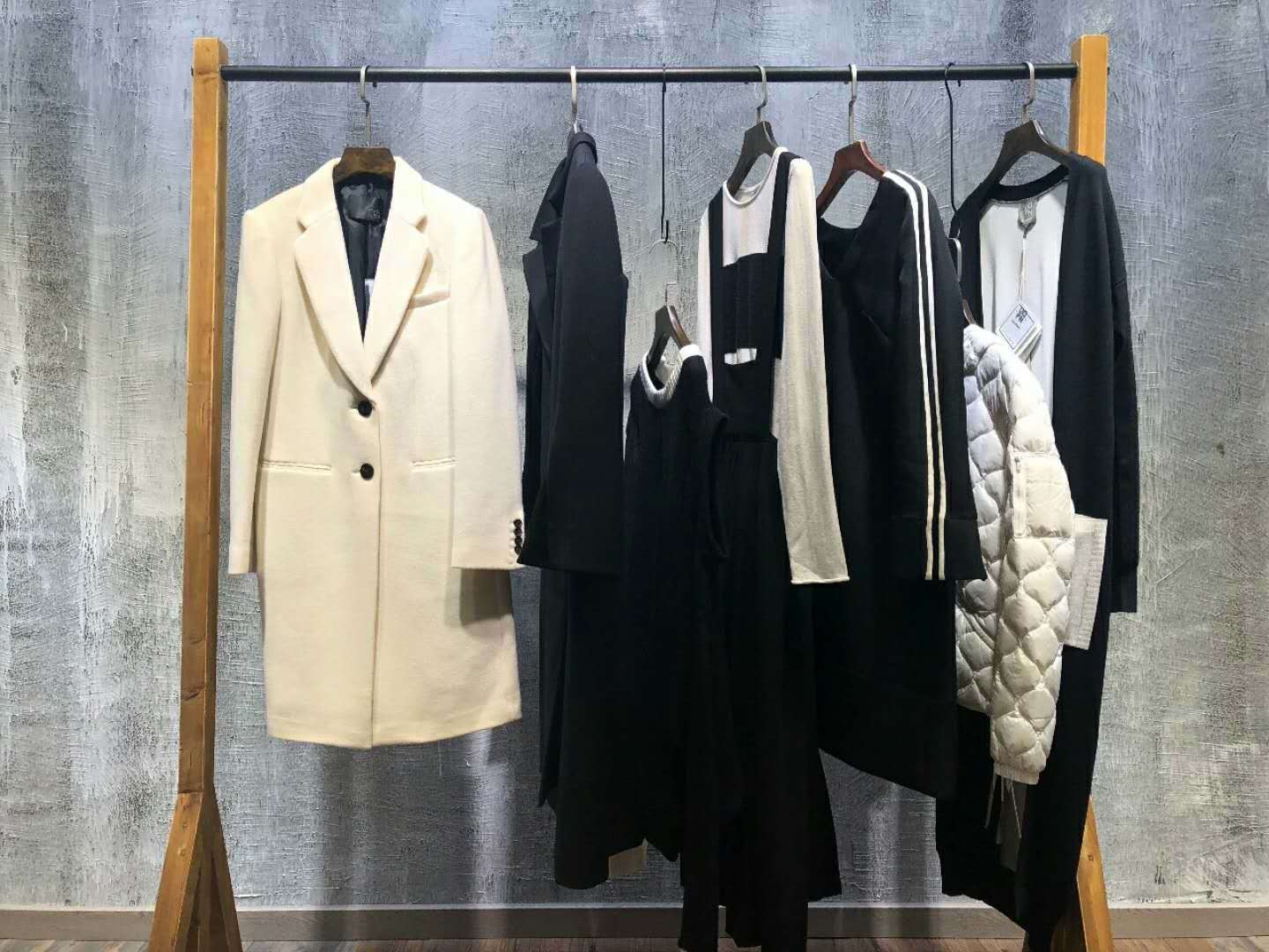 女裝店鋪陳列藝術(shù) 巧思陳列，點(diǎn)亮服飾獨(dú)特魅力